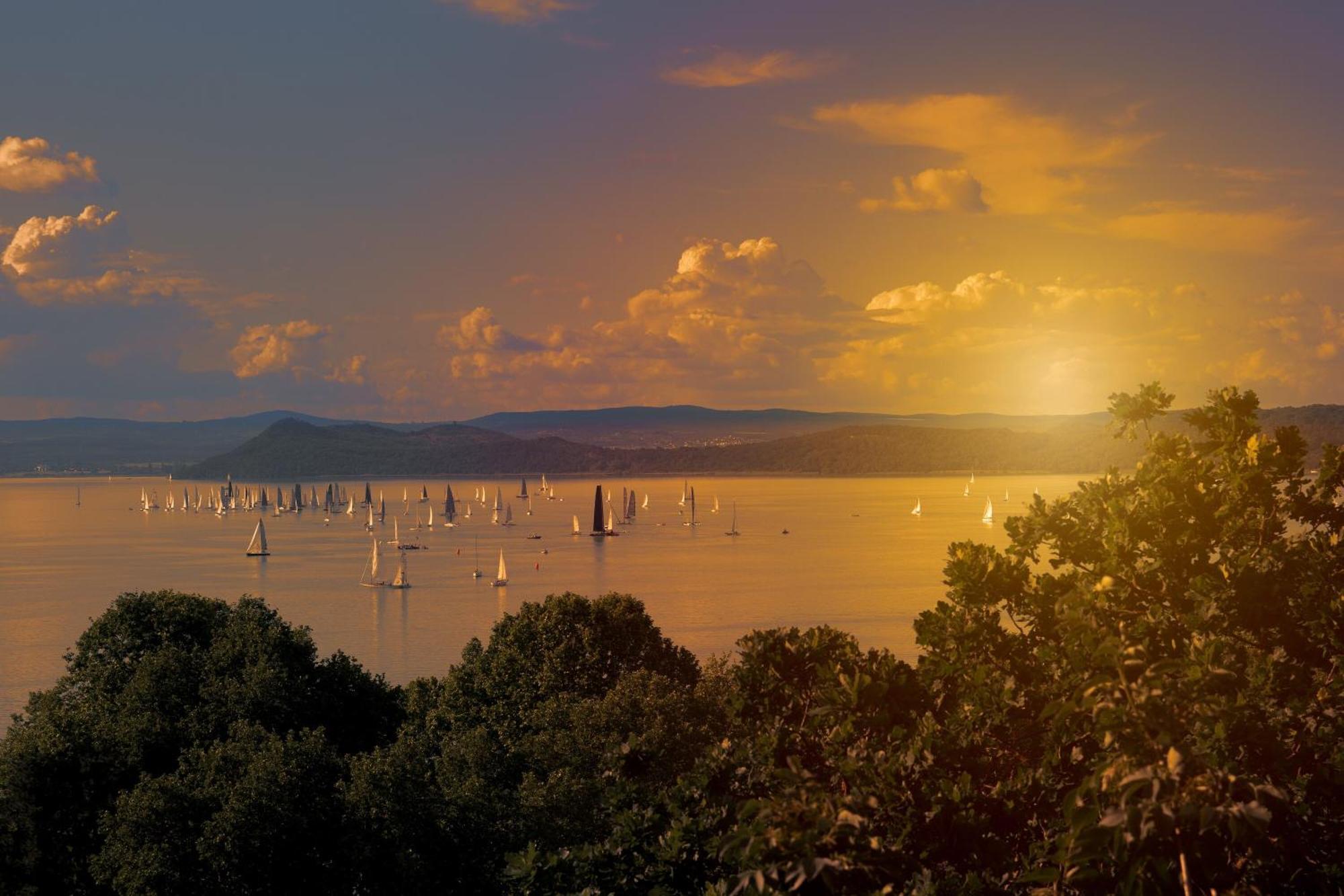 Lake Side Luxury Steps To The Lake Lela - Happy Rentals Balatonlelle Exteriör bild