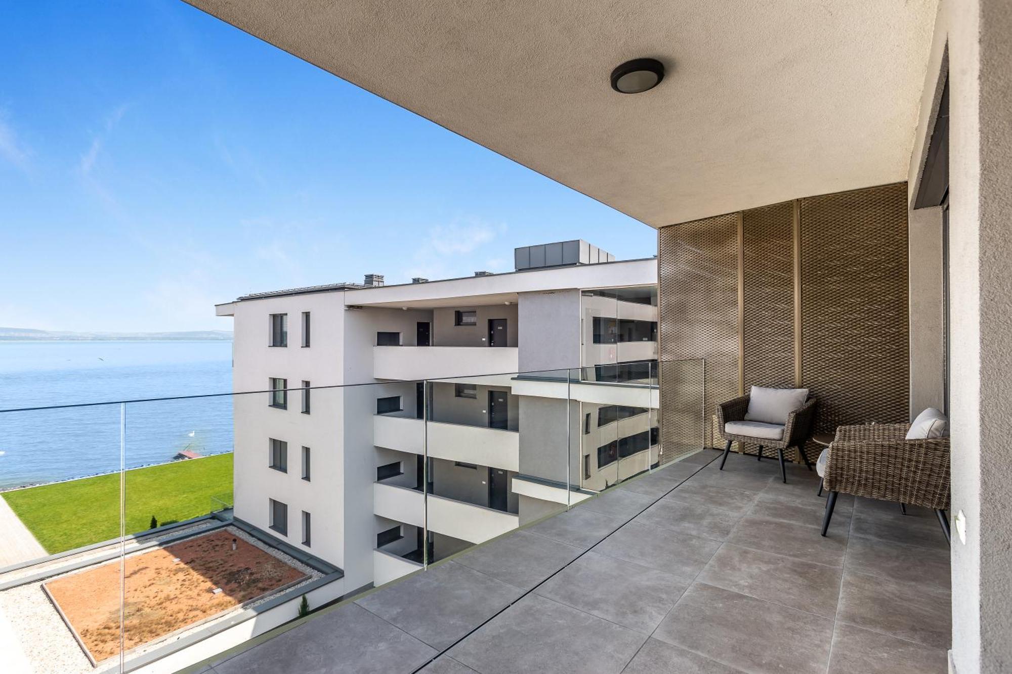 Lake Side Luxury Steps To The Lake Lela - Happy Rentals Balatonlelle Exteriör bild