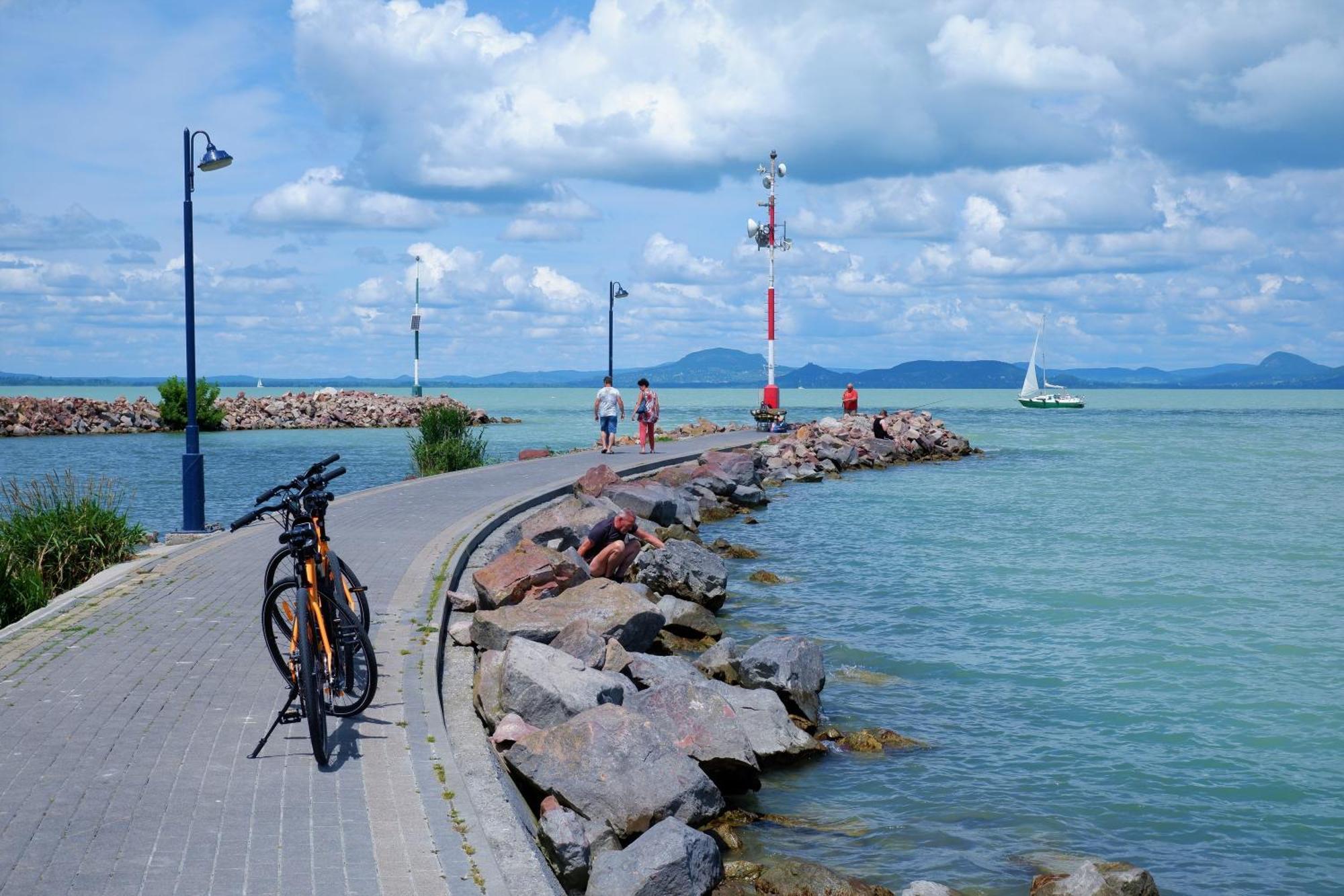 Lake Side Luxury Steps To The Lake Lela - Happy Rentals Balatonlelle Exteriör bild